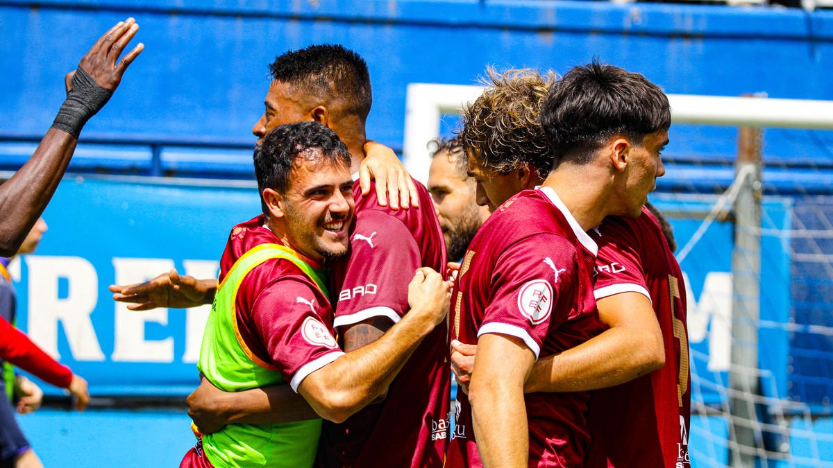 La pinya dels jugadors de l’Atlètic Lleida després d’anotar l’1-2, que va valer un important triomf. - INGRID SEGURA