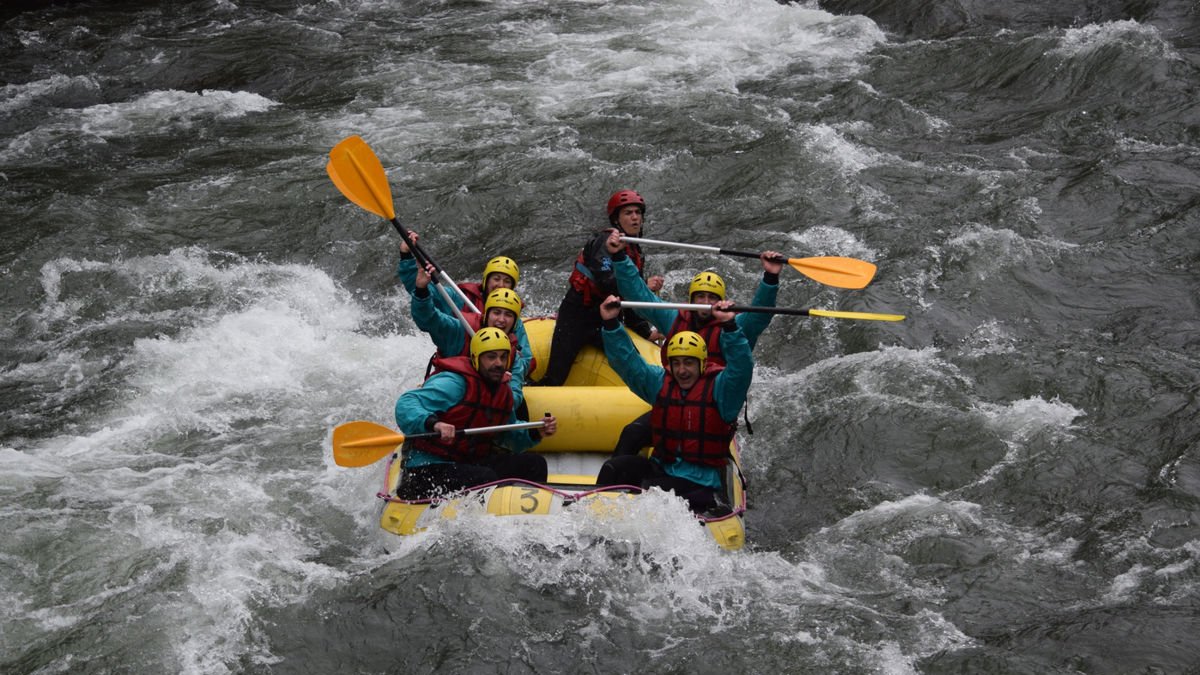 Alguns turistes valents van desafiar les pluges i el fred d’ahir al Pirineu per gaudir del ràfting. - PORT AINÉ