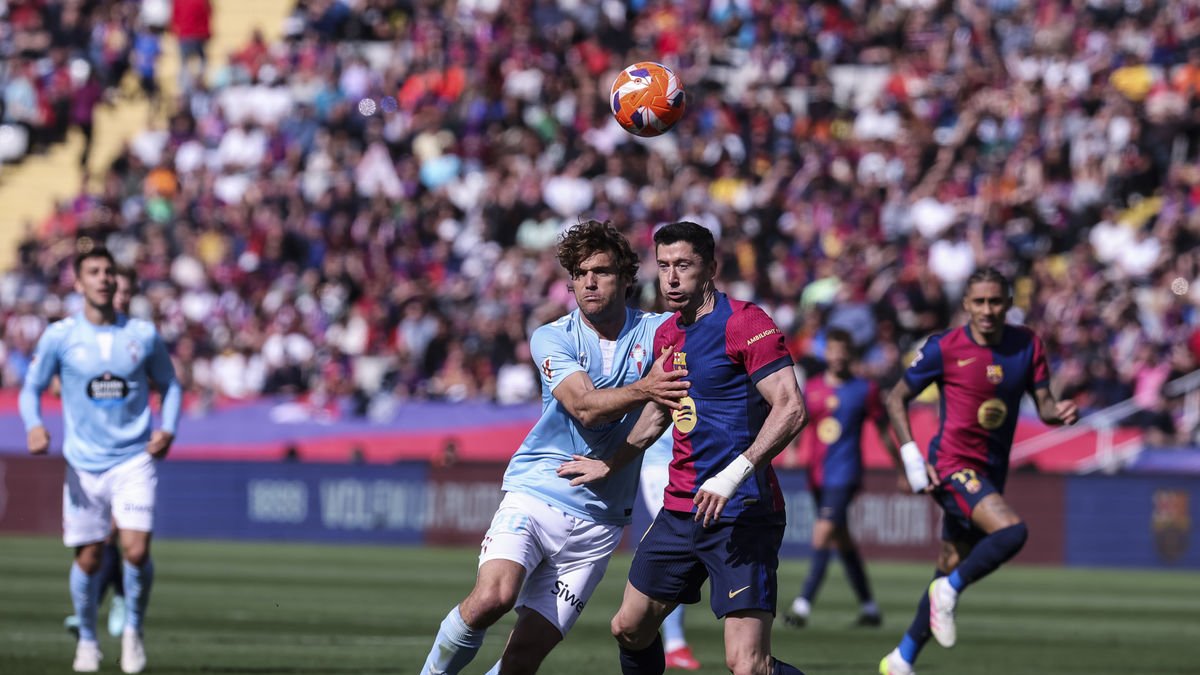 Lewandowski intenta superar el marcatge de Marcos Alonso durant el partit d’ahir. - EUROPA PRESS