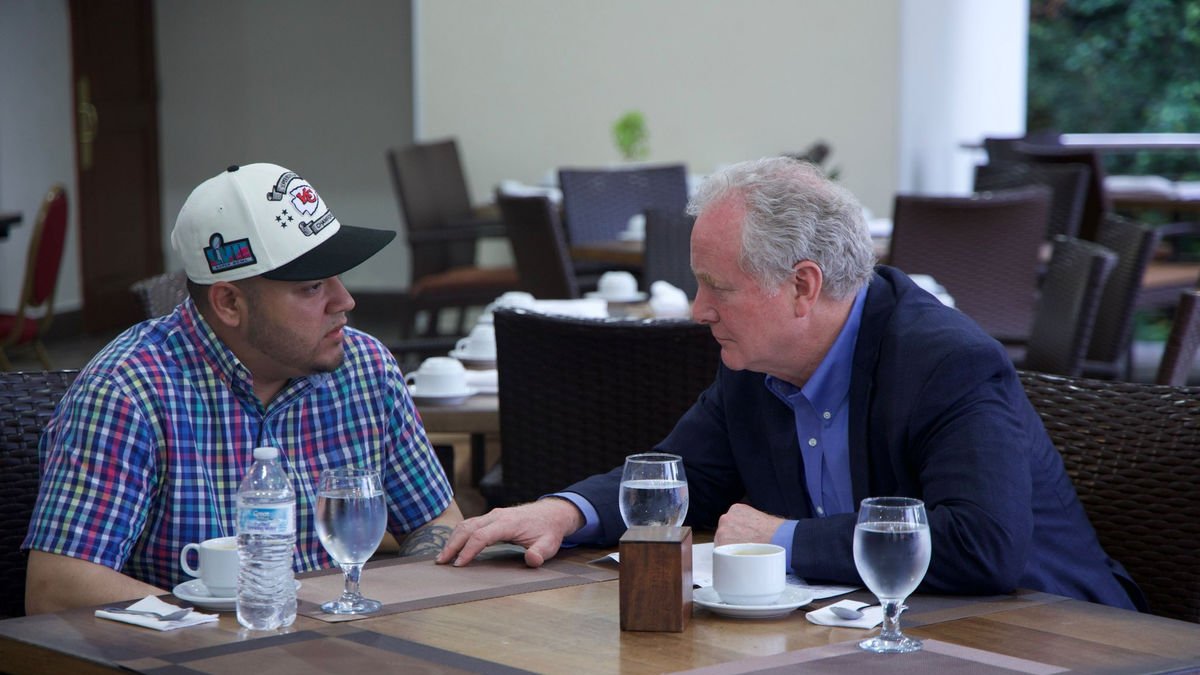 El senador demócrata estadounidense Chris Van Hollen se reunió con Kilmar Ábrego en El Salvador. - EFE/@CHRISVANHOLLEN