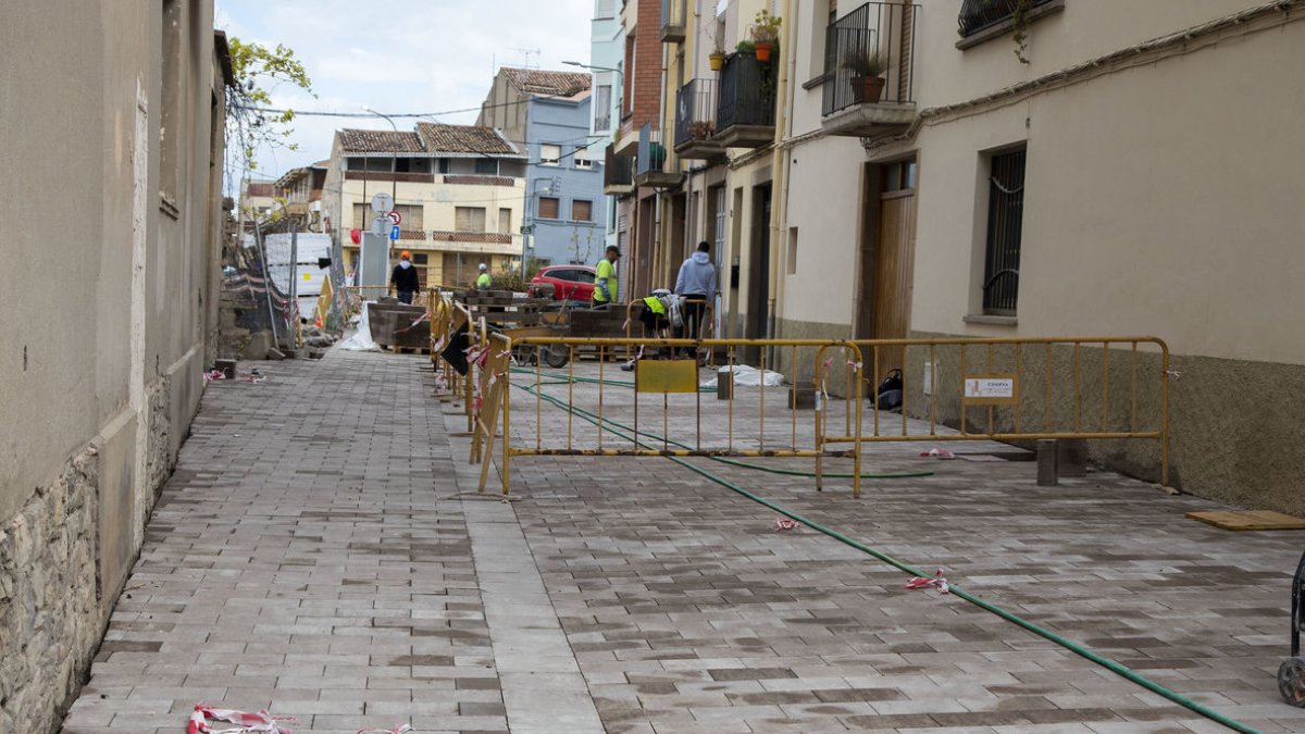 Las obras en la calle de Raimond empezaron el pasado noviembre y aún se alargarán un par de meses. - LAIA PEDRÓS