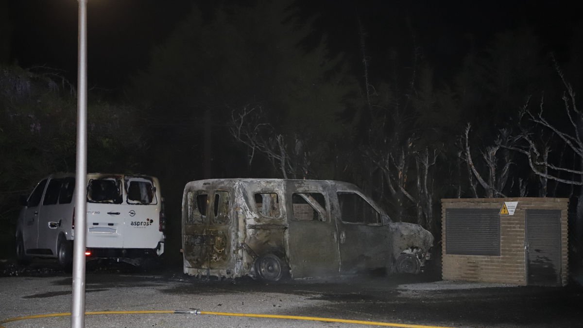 Furgonetes afectades al carrer Monestir de Vallbona. - GERARD HOYAS