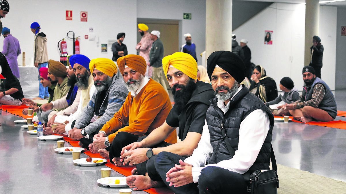 Miembros de la comunidad Sikh durante el desayuno que se sirvió en el Centre Cívic de l’Ereta. - I. GÓMEZ