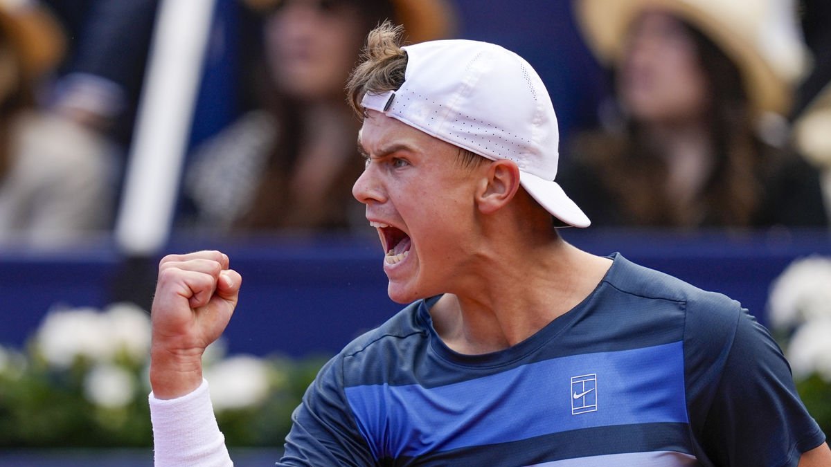 Holger Rune celebra un punto ante Alcaraz. - EFE/ENRIC FONTCUBERTA