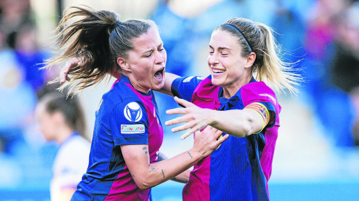 La azulgrana Claudia Pina celebra uno de sus dos goles con la capitana, Alexia Putellas. - FCB