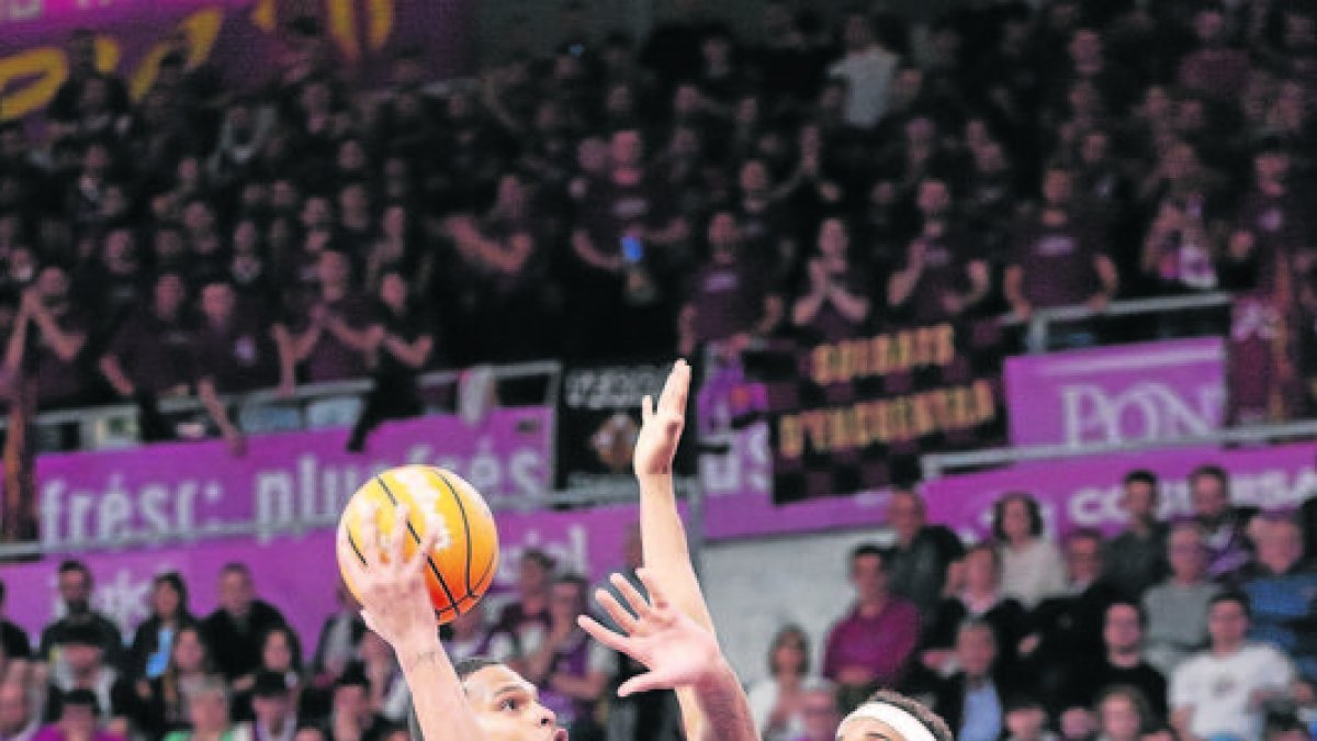 Wiggins, defendido por el valencianista Montero. - JAVI ENJUANES