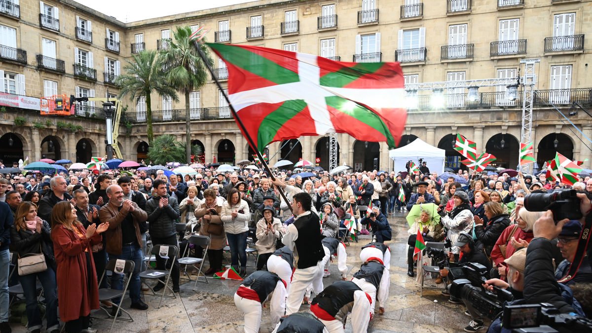 Una actuación ayer durante la fiesta del Aberri Eguna (Día de la patria vasca) del PNV en Bilbao. - EUROPA PRESS