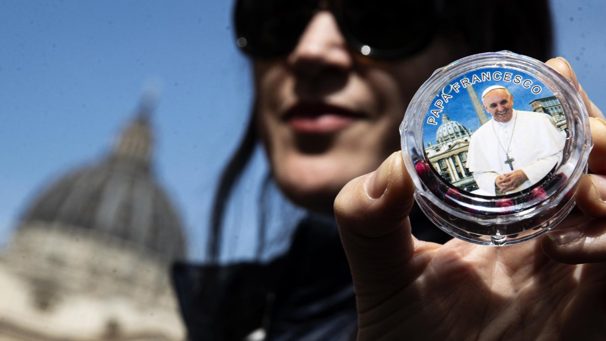 Fieles en la Plaza de San Pedro tras la muerte del Papa Francisco, Ciudad del Vaticano, el 21 de abril de 2025. EFE/EPA/ANGELO CARCONI