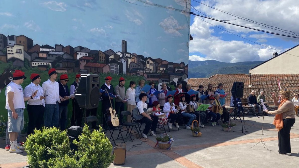 Una treintena de personas tomaron parte en la cantada de Caramelles en Ribera d’Urgellet. - RÀDIO SEU