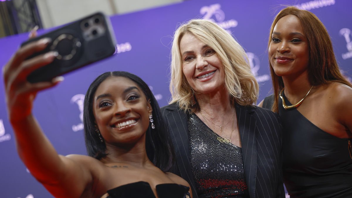 Simone Biles, Nadia Comaneci y Rebeca Andrade, ayer en la Gala de los Laureus. - EFE