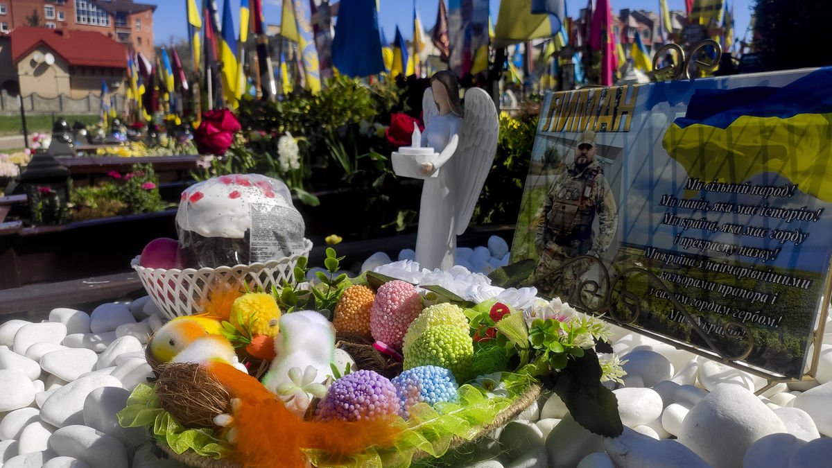 Ous de Pasqua en una tomba ucraïnesa. - EFE/ ROSTYSLAV AVERCHUK