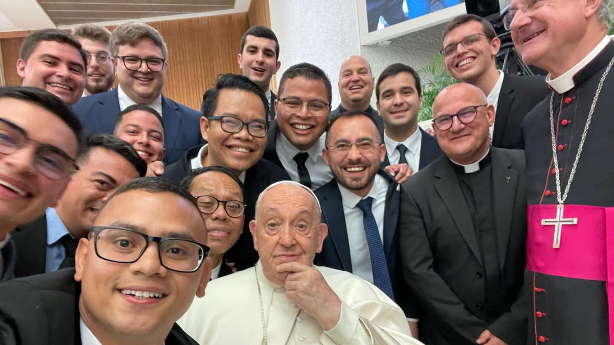 Visita de seminaristas de Solsona- El año pasado, seminaristas del obispado de Solsona junto con los del Seminari Major Interdiocesà visitaron Roma y saludaron al papa Francisco. También estuvo el obispo de Urgell, Joan Enric Vives. - BISBAT SOLSONA