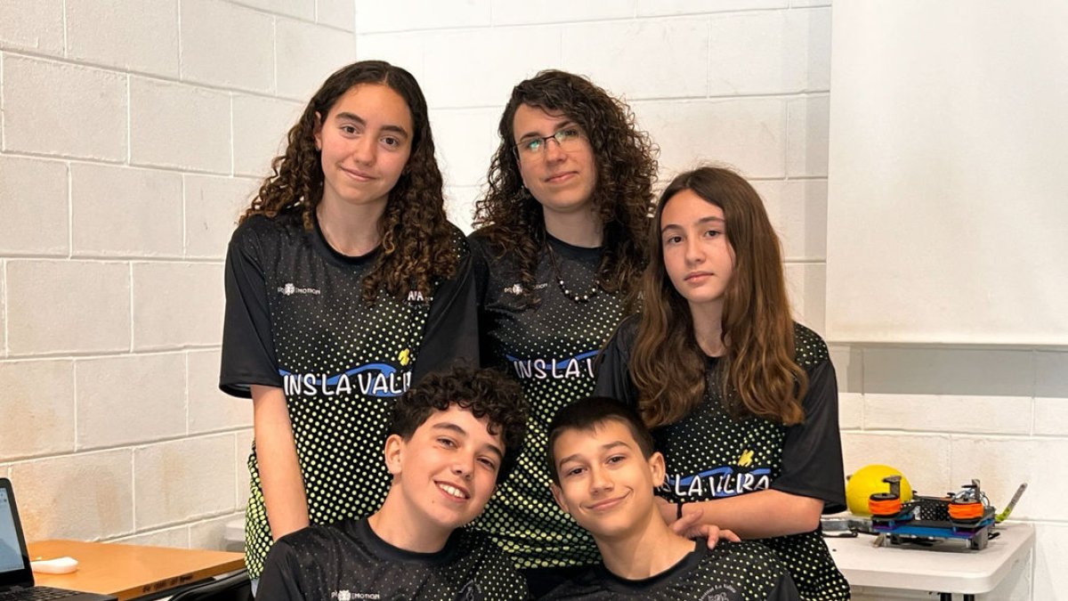 El equipo lo forman estos cuatro estudiantes de La Valira de La Seu, junto a su entrenadora (centro). - C.SANS