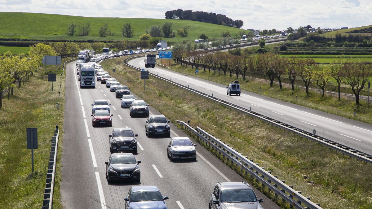 Colas a primera hora de la tarde de ayer en la A-2 en Vilagrassa en dirección a Barcelona. - GUARDIA CIVIL
