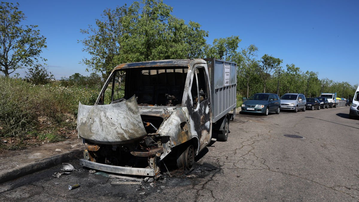 Un incendio calcina una camioneta en Els Mangraners - AMADO FORROLLA