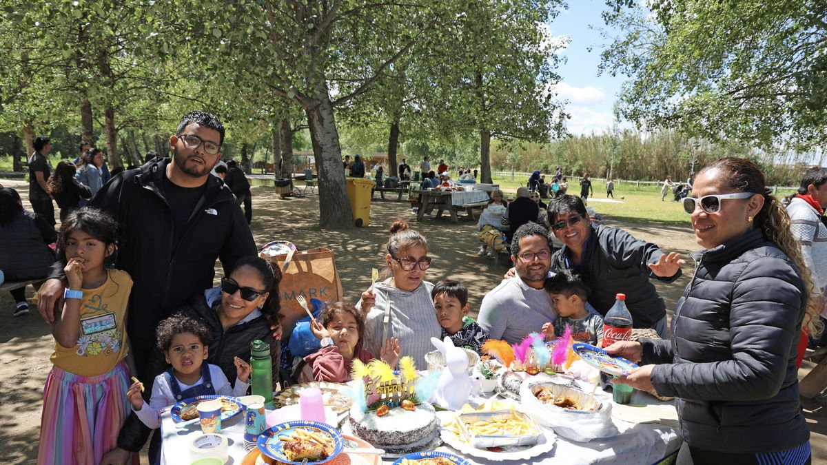 El parque de La Mitjana de Lleida fue ayer una de las ubicaciones más concurridas por familias y amigos de todas las edades para celebrar la mona y aprovechar el buen tiempo. - JRG
