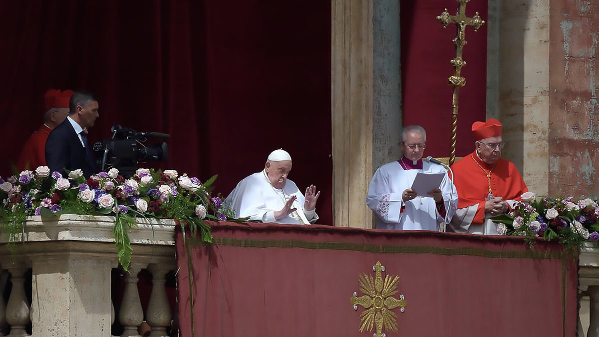 El papa Francisco impartió la bendición ‘Urbi et Orbi’ desde el balcón de la basílica de San Pedro en su última aparición el domingo. - EUROPA PRESS