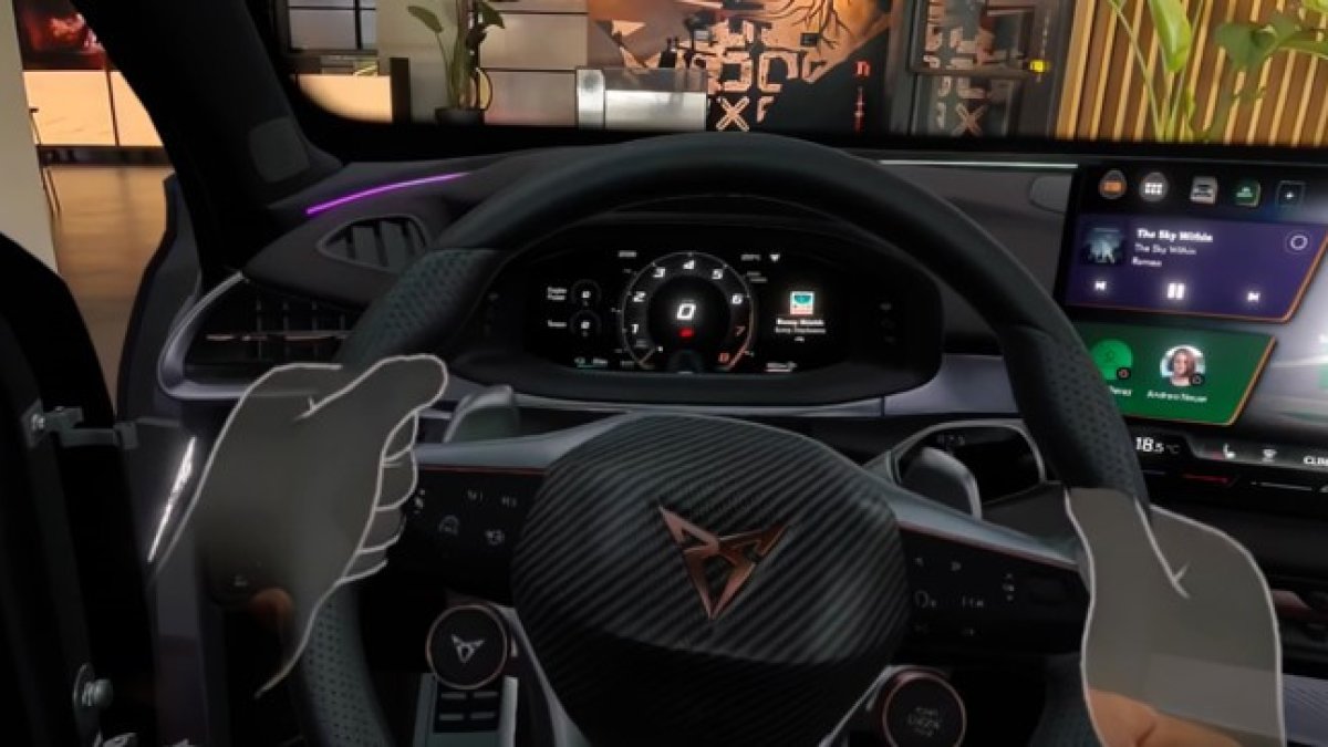 Permet als usuaris configurar els seus cotxes mitjançant realitat mixta i virtual.
CUPRA