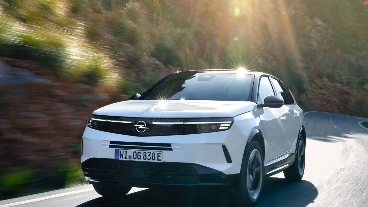 La nova arquitectura, basada en la plataforma STLA Medium, permet una autonomia elèctrica de fins a uns 700 quilòmetres.