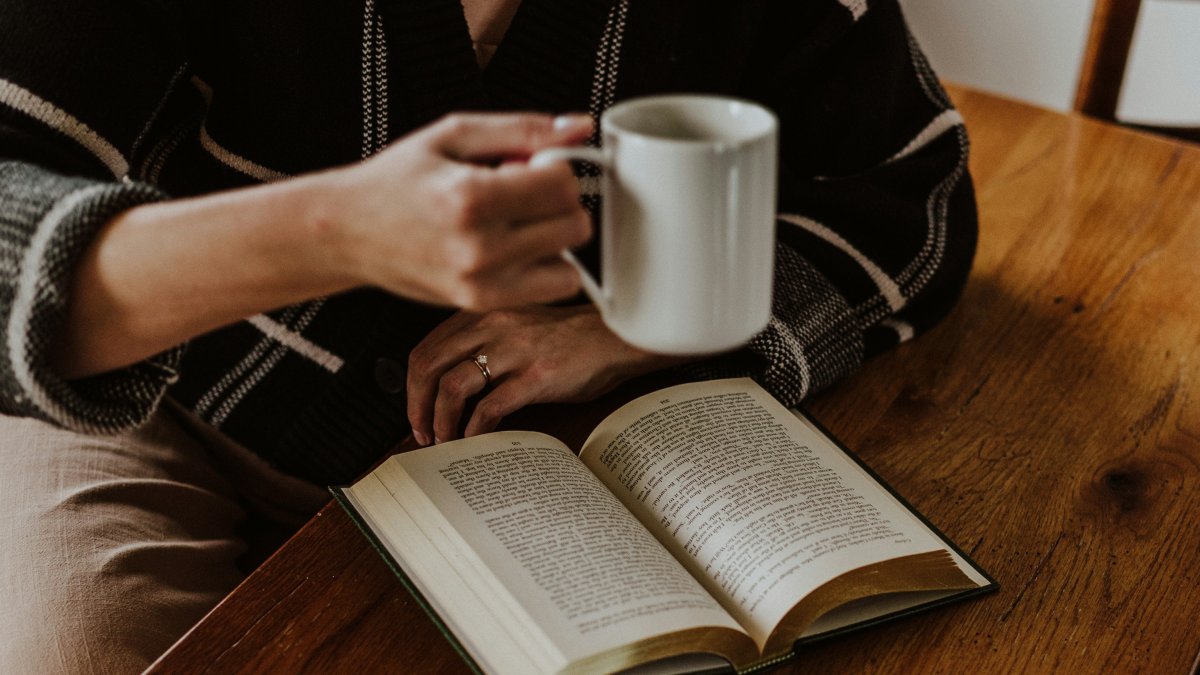 Una persona leyendo un libro.