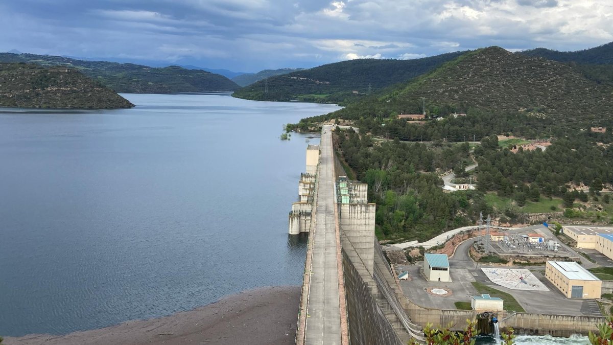 L'embassament de Rialb, al 100%, deixa anar aigua per turbines i per desaigües