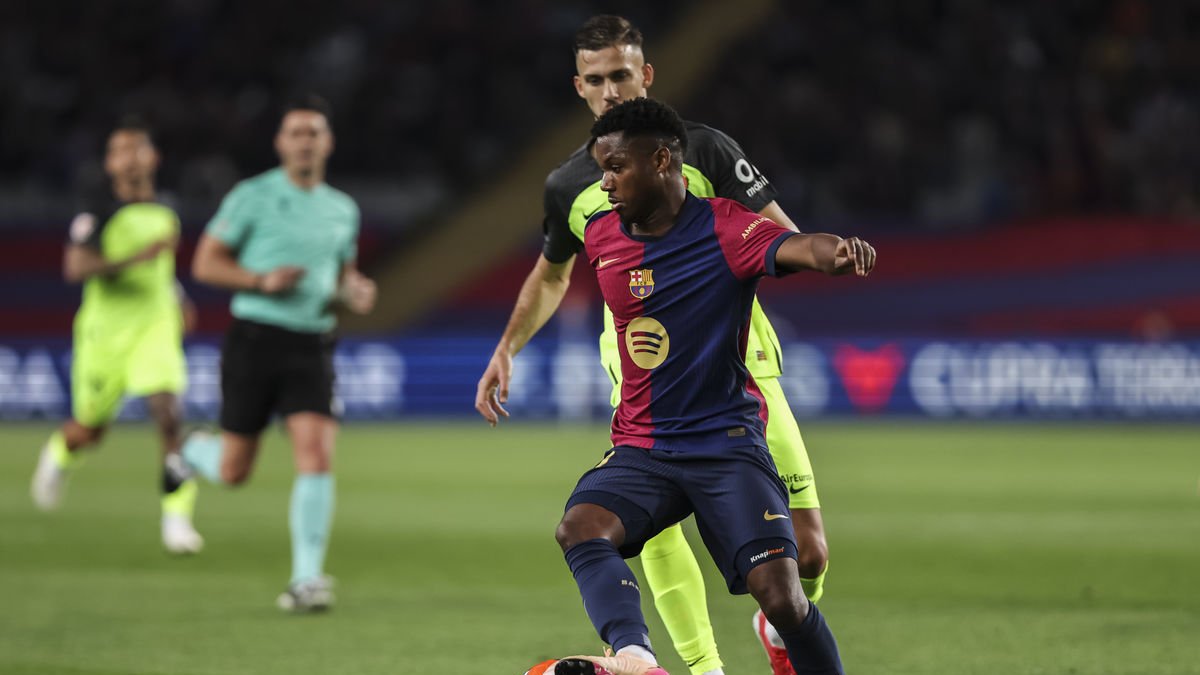 Ansu Fati, que fue titular, defiende el balón ante un jugador del Mallorca. - EUROPA PRESS