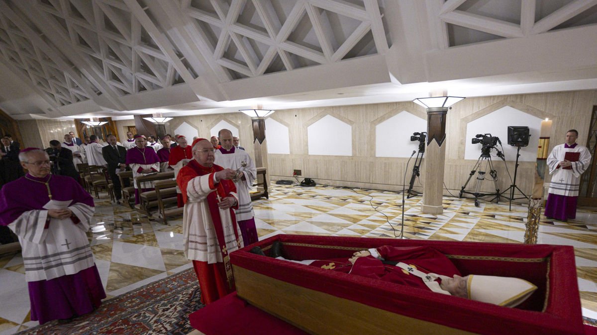 El camarlengo, el cardenal Kevin Joseph Farrell, oficia el Rito de la Confirmación de la Muerte del Pontífice en la Capilla de Santa Marta. - OLIVER WEIKEN / DPA