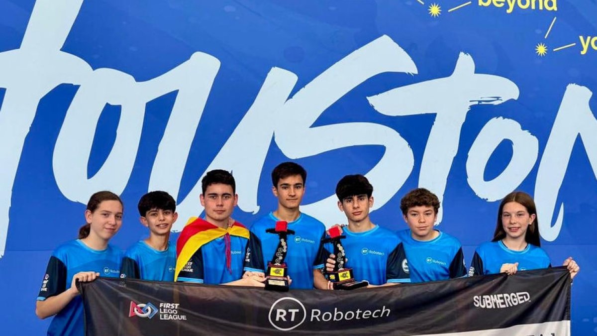 L’equip Robotech de Mollerussa posa amb els seus dos premis aconseguits a Houston.