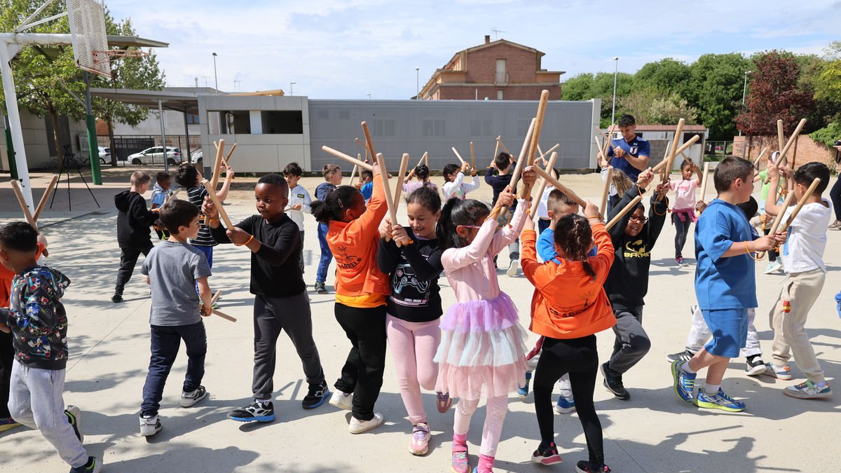 Els més joves, practicant el ball de bastons al pati del centre. - J.GÓMEZ