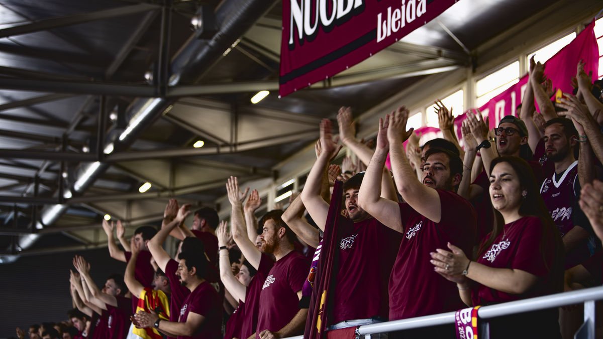 Seguidores del Nucli Bordeus animan al Hiopos Lleida durante el partido del pasado domingo. - ACB PHOTO/POL PUERTAS