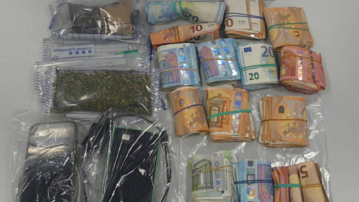 Vista de la droga i els diners intervinguts als detinguts el juliol del 2023 a Rialp. - MOSSOS D’ESQUADRA