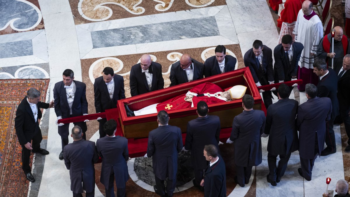 L’arribada del fèretre del Papa Francesc I a la Basílica de Sant Pere.