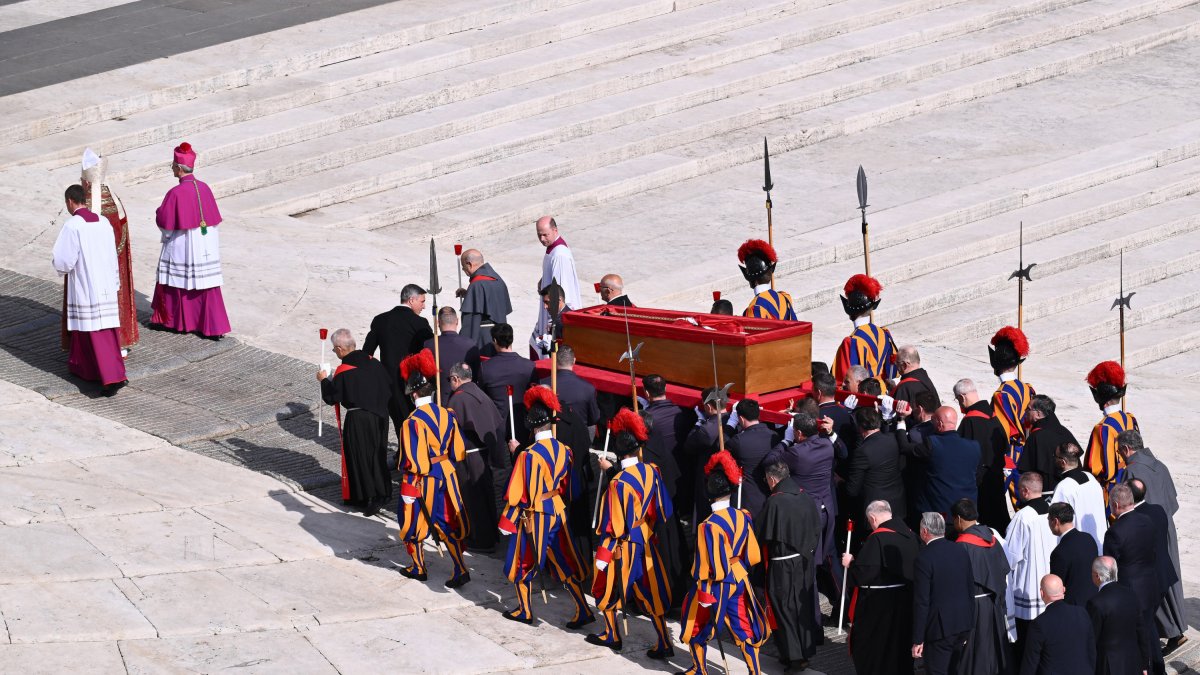 Membres de la guàrdia suïssa al trasllat del ferétre del papa Francesc.