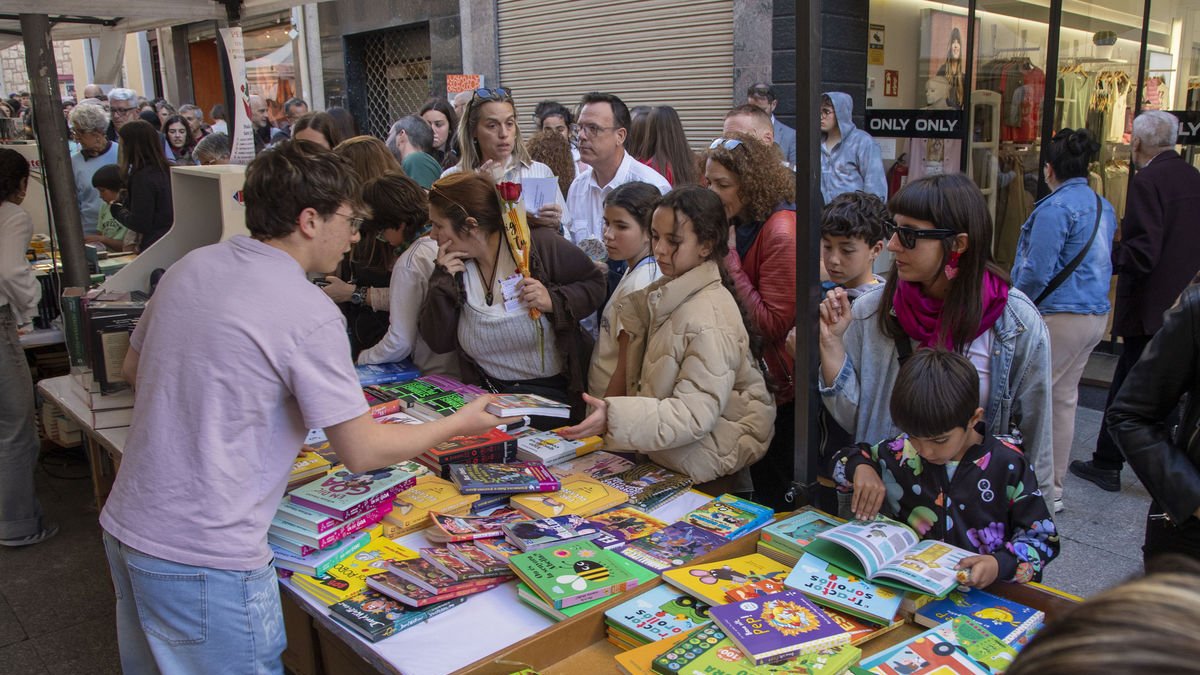 Los más pequeños fueron los primeros visitantes del mercado en la calle del Carme. - LAIA PEDRÓS