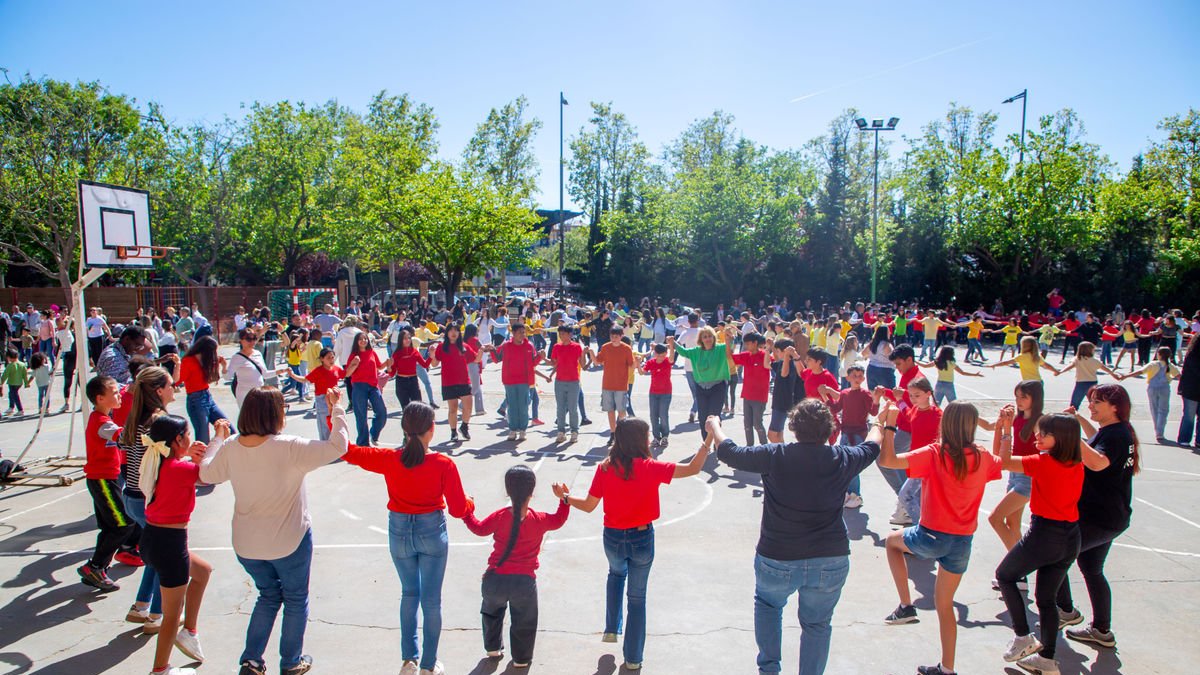 Més de 500 persones, en la ballada de sardanes. - GERARD HOYAS