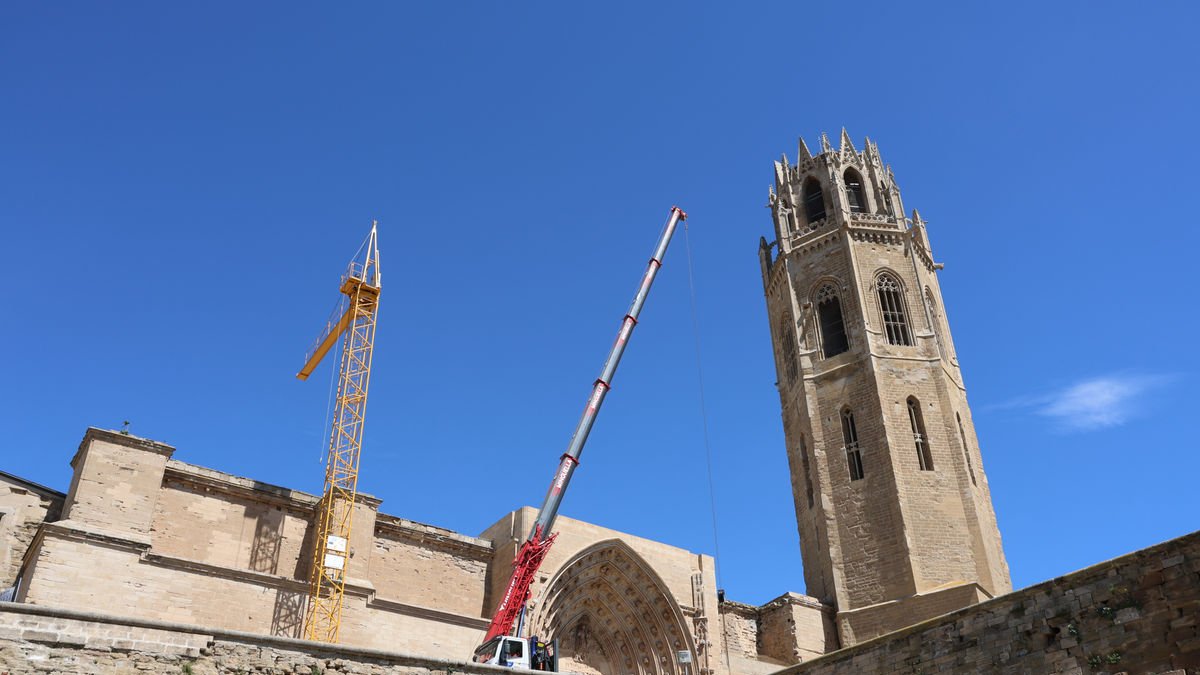 Les obres de rehabilitació de les dos cobertes del claustre que quedaven per reparar van començar ahir amb la instal·lació de les grues. - AMADO FORROLLA