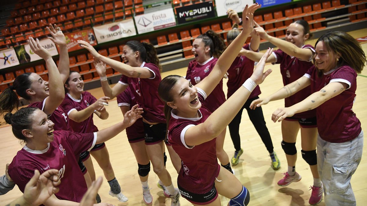 Las jugadoras del Lleida Handbol celebran la clasificación para la fase de ascenso. - SANTI IGLESIAS