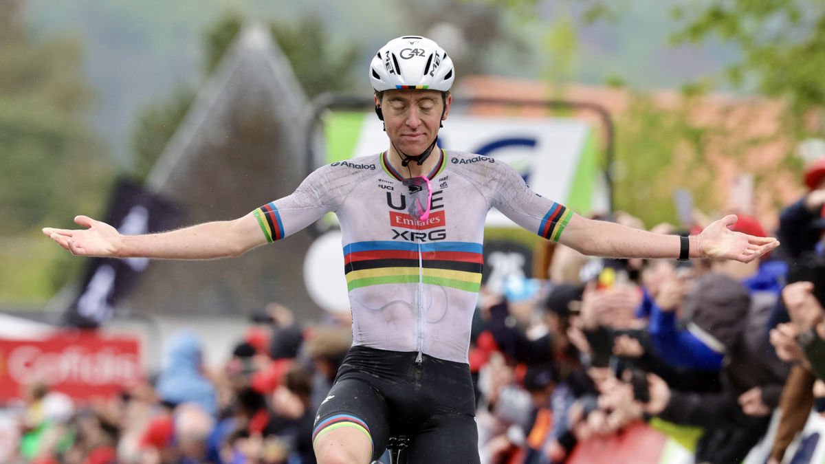 El ciclista eslovè travessa en solitari la meta. - EFE