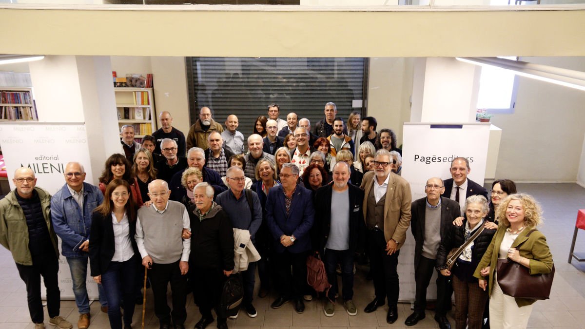 Foto de familia del tradicional desayuno literario que organiza cada Sant Jordi la editorial leridana Pagès Editors con sus autores, colaboradores y políticos, y al que acudió Lluís Pagès. - ACN