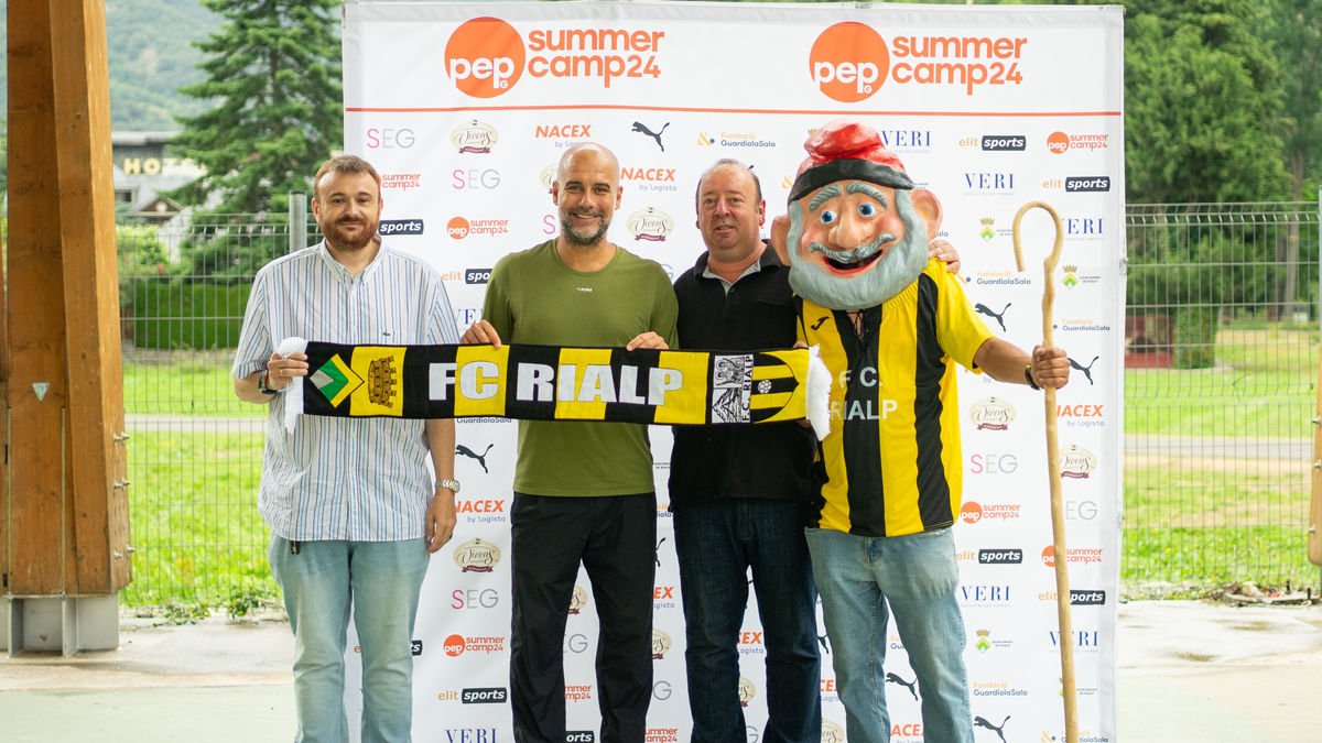 Gerard Sabarich, alcalde de Rialp, Pep Guardiola, Jordi Altieri i la mascota del FC Rialp. - PAU PASCUAL