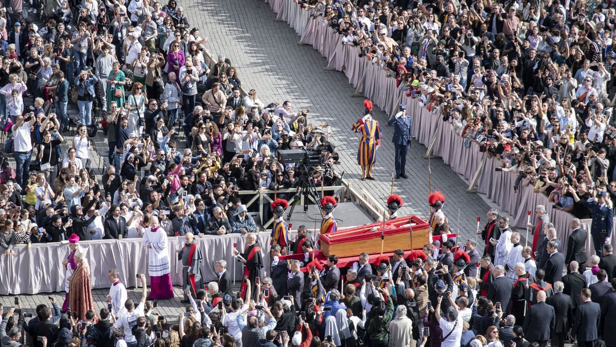 Milers de persones van presenciar la “translació” del cos de Francesc fins a la basílica de Sant Pere. - BISBAT DE LLEIDA