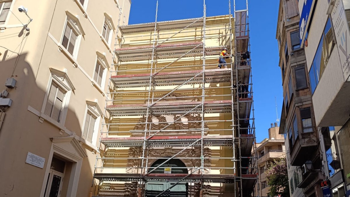 L’església de la Sang, ‘engabiada’ per bastides per reparar la teulada - S.E