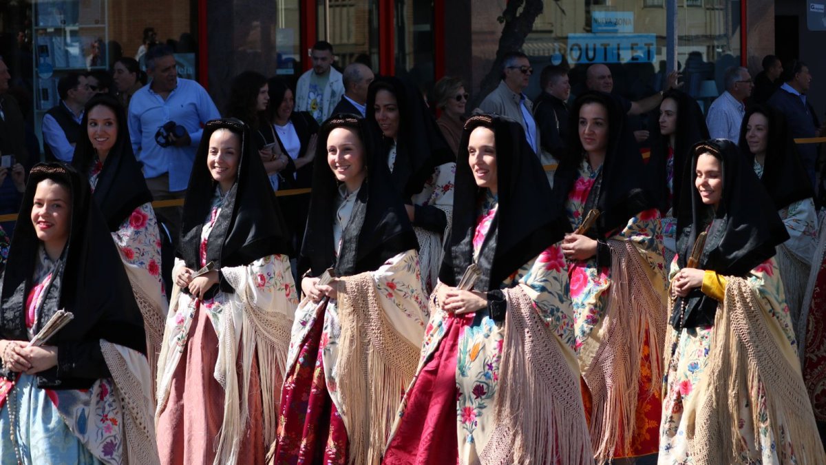 Mujeres ataviadas con el traje típico.