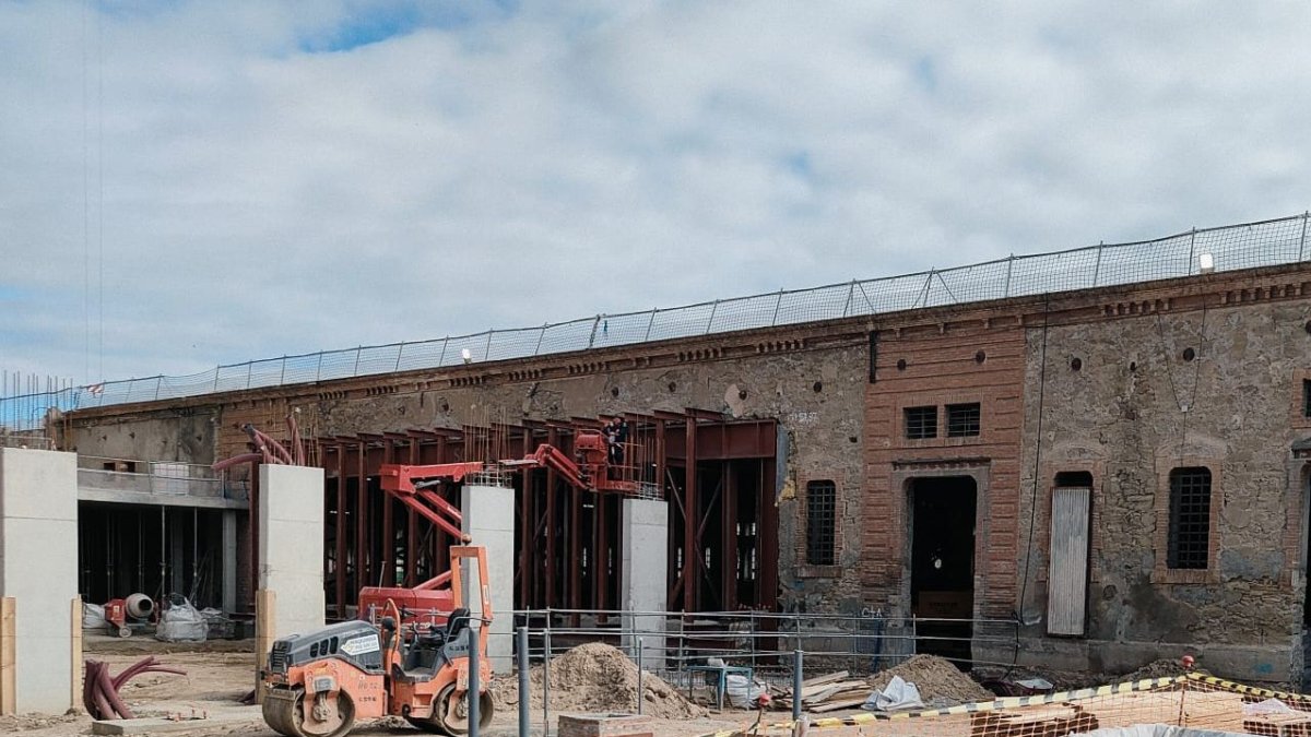 Façana dels Docs que dona al carrer Príncep de Viana.