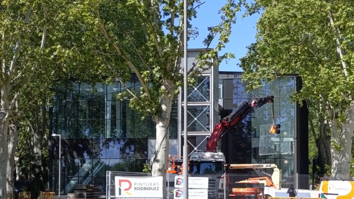 Operaris substituïen vidres aquest dimecres al Palau de Vidre.