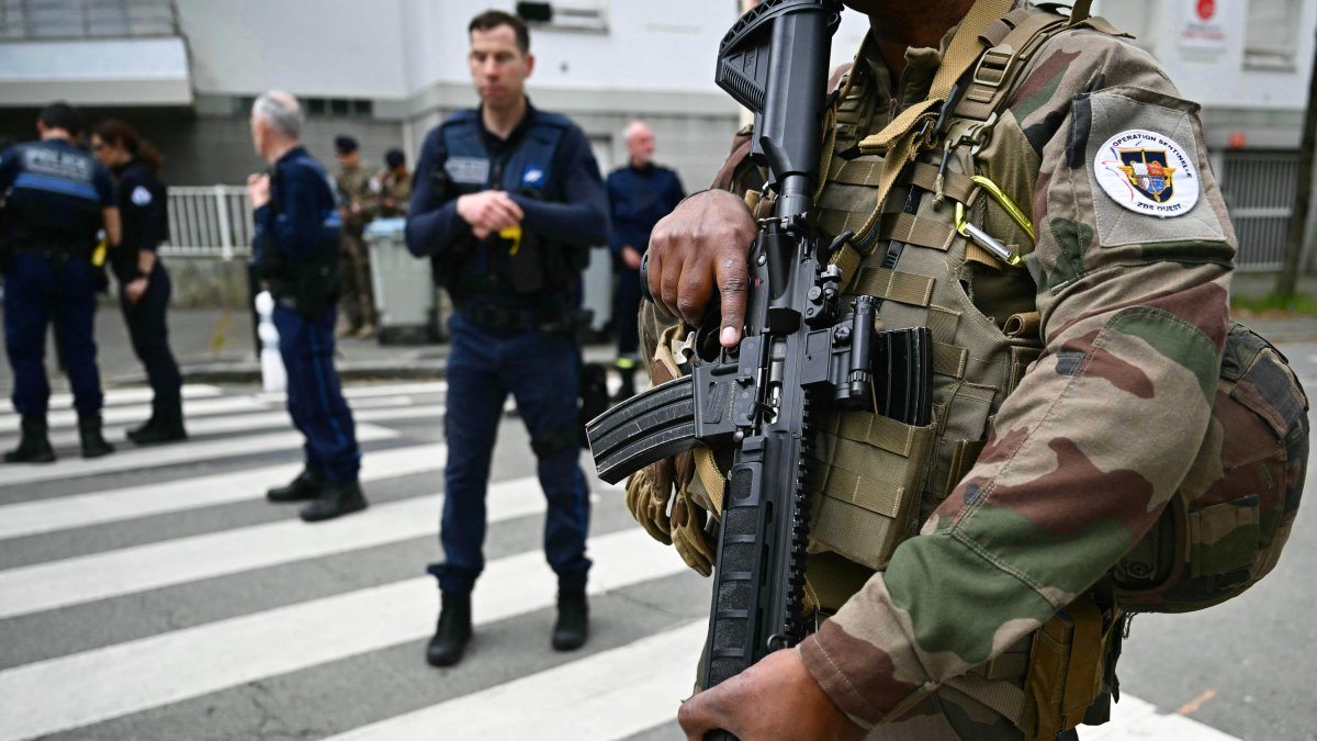 Personal militar y policial en el lugar del apuñalamiento en Nantes.