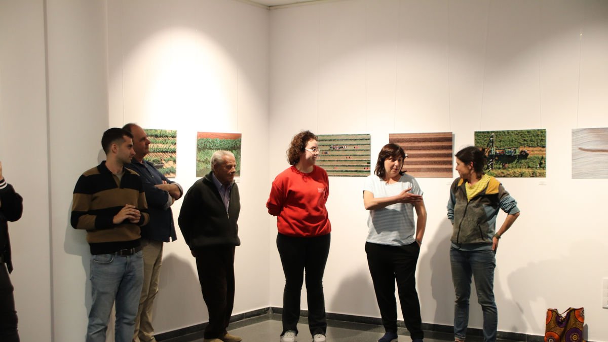 Inauguració ahir al CAMP de Juneda de l’exposició ‘Artistes amb tractor’, de Sara Boldú. - LAURA QUINTANA