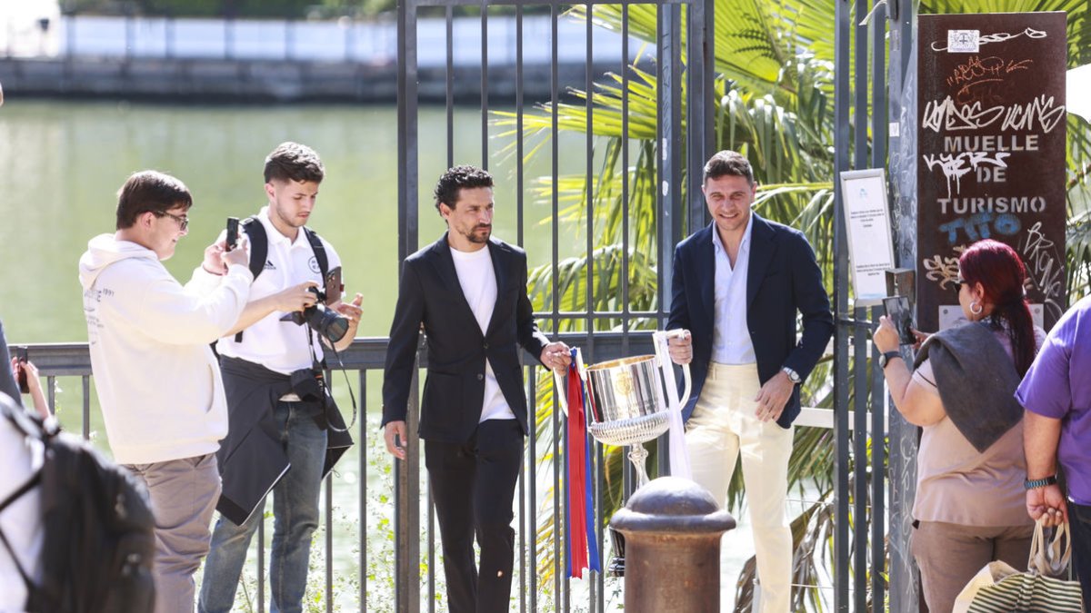 Els exfutbolistes Jesús Navas i Joaquín, ahir amb el trofeu que es disputaran demà Barça i Madrid. - EUROPA PRESS