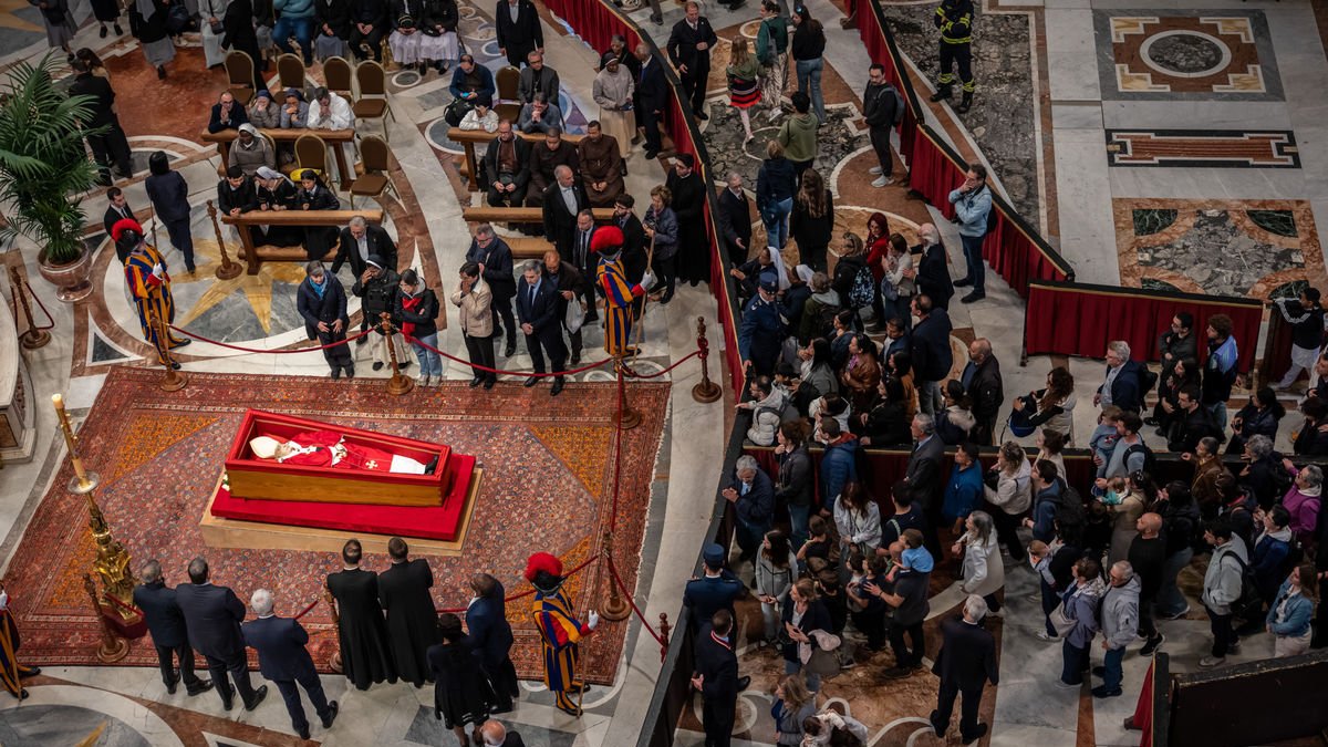 El goteo de fieles que acudieron ayer a la basílica de San Pedro a darle su último adiós al pontífice fue constante. - EFE