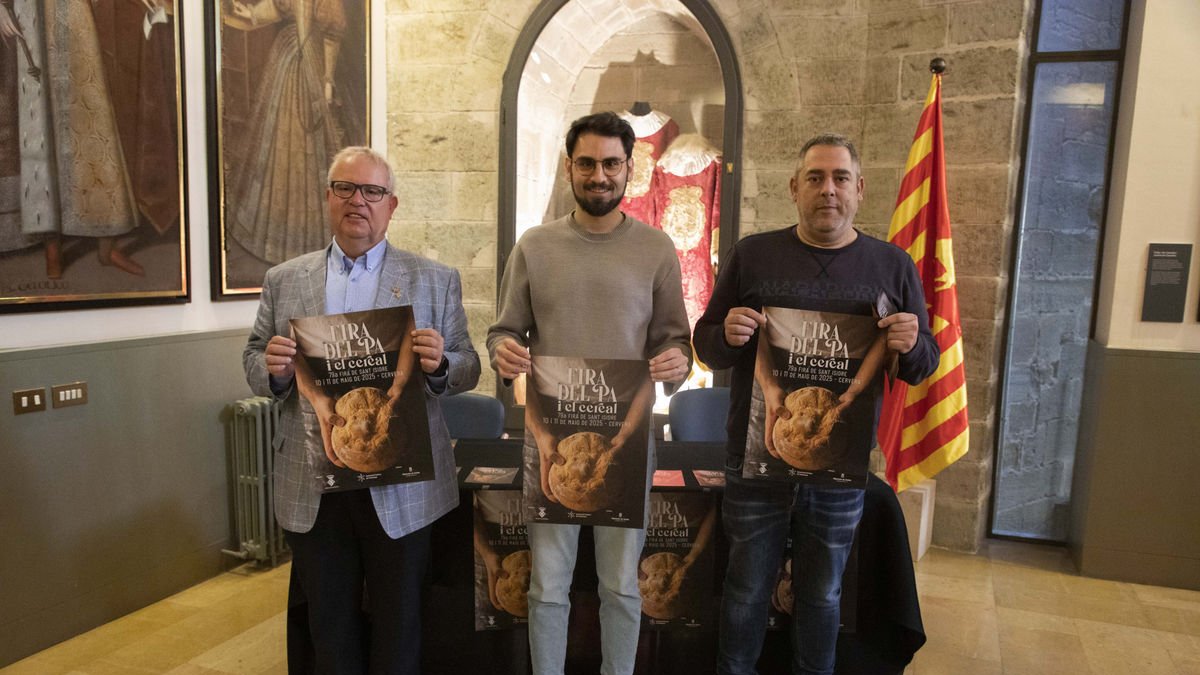 El regidor Ramon Augé, l’alcalde Jan Pomés i el regidor Raimond Fuster, durant la presentació. - C.MARSIÑACH